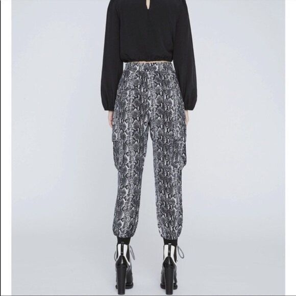 Alice + Olivia Jadon Snake Printed Cargo Pants Size 25 - Picture 3 of 12